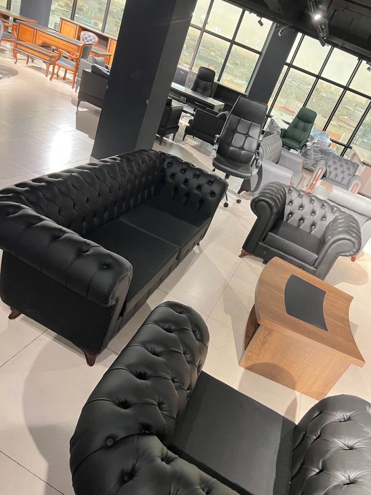 سێتی قەنەفەی چێستەرفیڵدی پێستی ڕەش - Bakhtyar Furniture